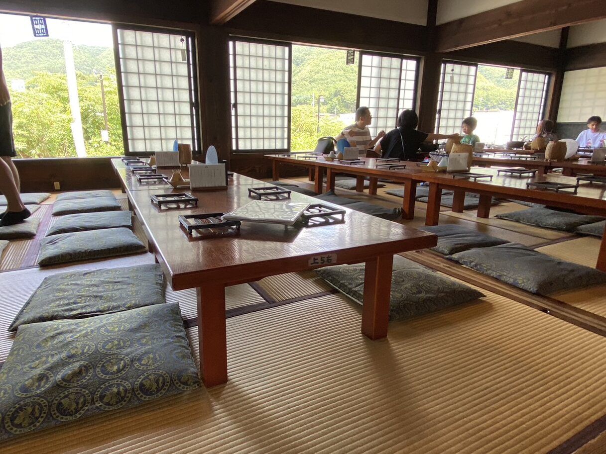 日本|河口湖景點、環湖巴士一日遊|滿滿的富士山美景、餺飥不動茶屋、河口湖自然生活館、大石公園、葡萄屋、LAWSON河口湖站前店、Nabechan關東煮 - 第9張圖 河口湖餐廳,餺飥不動北本店座位