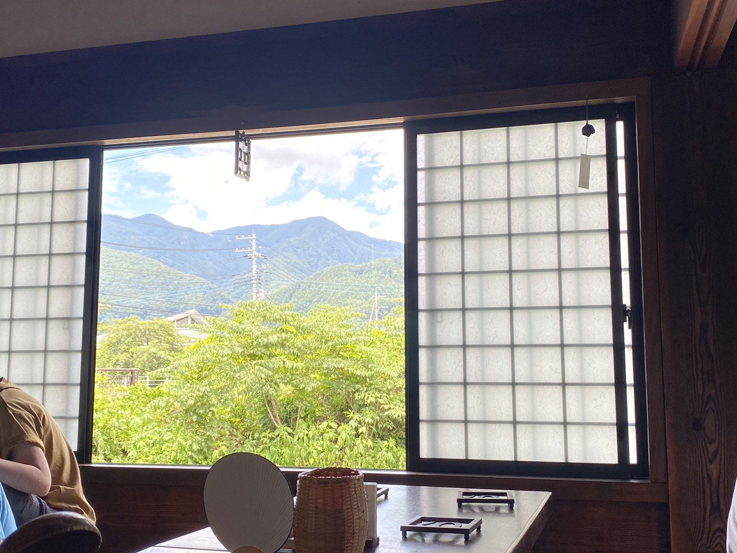 日本|河口湖景點、環湖巴士一日遊|滿滿的富士山美景、餺飥不動茶屋、河口湖自然生活館、大石公園、葡萄屋、LAWSON河口湖站前店、Nabechan關東煮 - 第10張圖 河口湖餐廳,餺飥不動北本店窗外風景