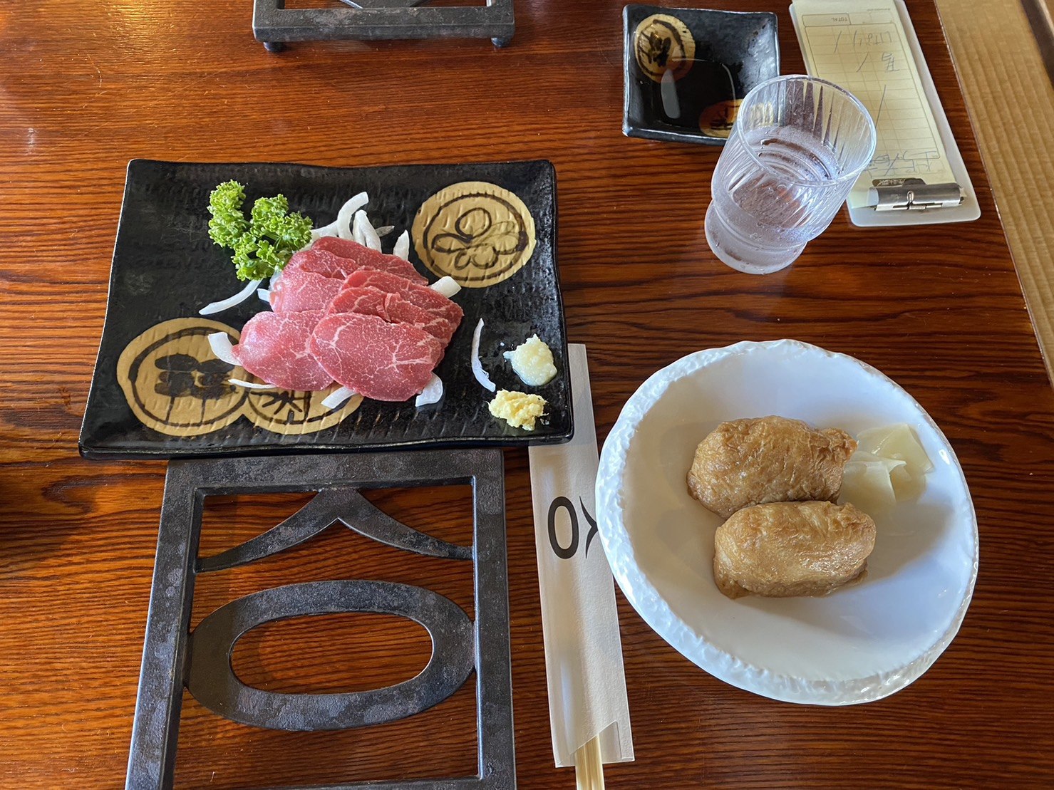 日本|河口湖景點、環湖巴士一日遊|滿滿的富士山美景、餺飥不動茶屋、河口湖自然生活館、大石公園、葡萄屋、LAWSON河口湖站前店、Nabechan關東煮 - 第15張圖 河口湖餐廳,餺飥不動北本店,生馬肉、黑糖稻荷壽司