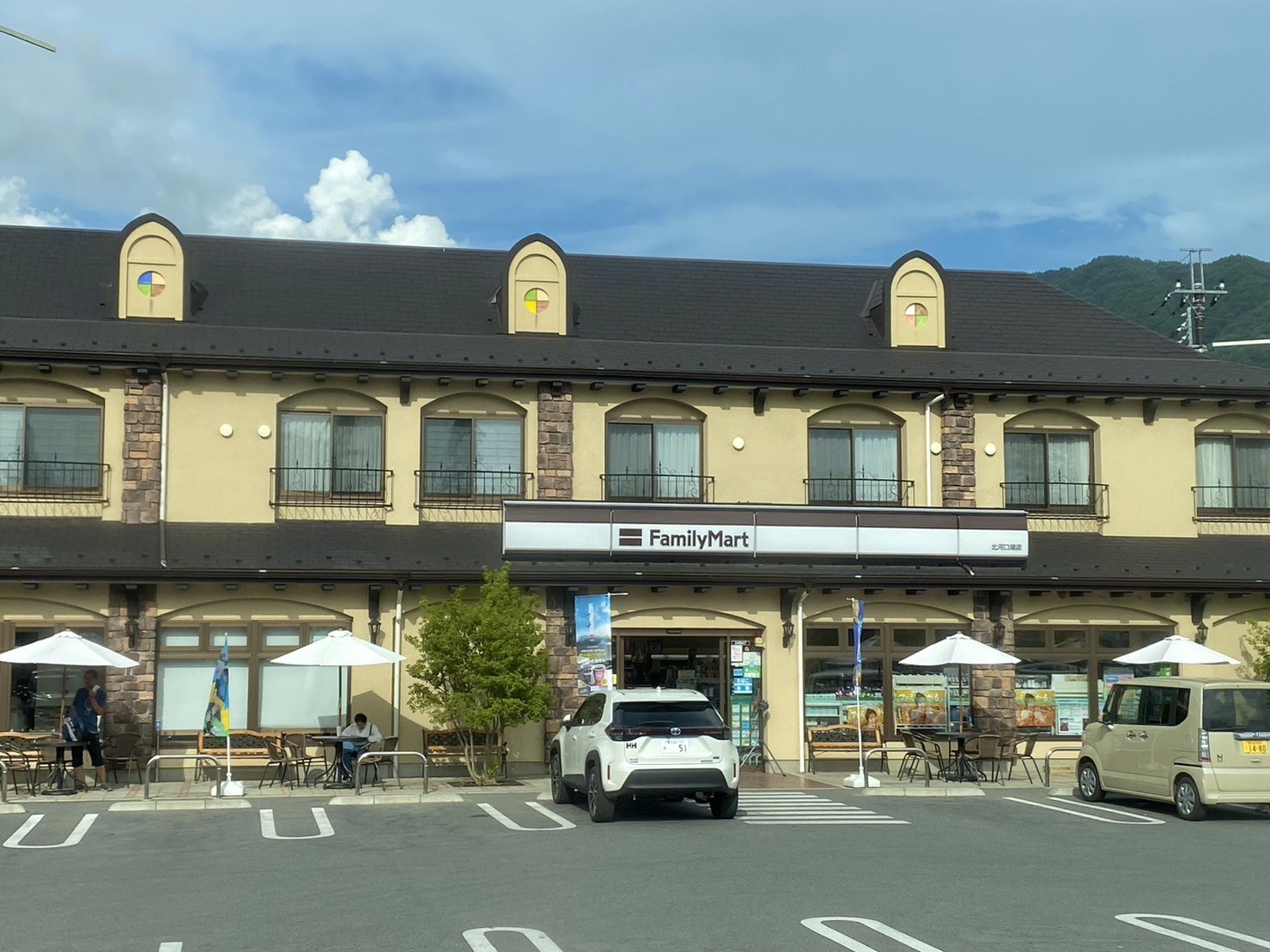 日本|河口湖景點、環湖巴士一日遊|滿滿的富士山美景、餺飥不動茶屋、河口湖自然生活館、大石公園、葡萄屋、LAWSON河口湖站前店、Nabechan關東煮 - 第17張圖 全家便利商店 北河口湖店