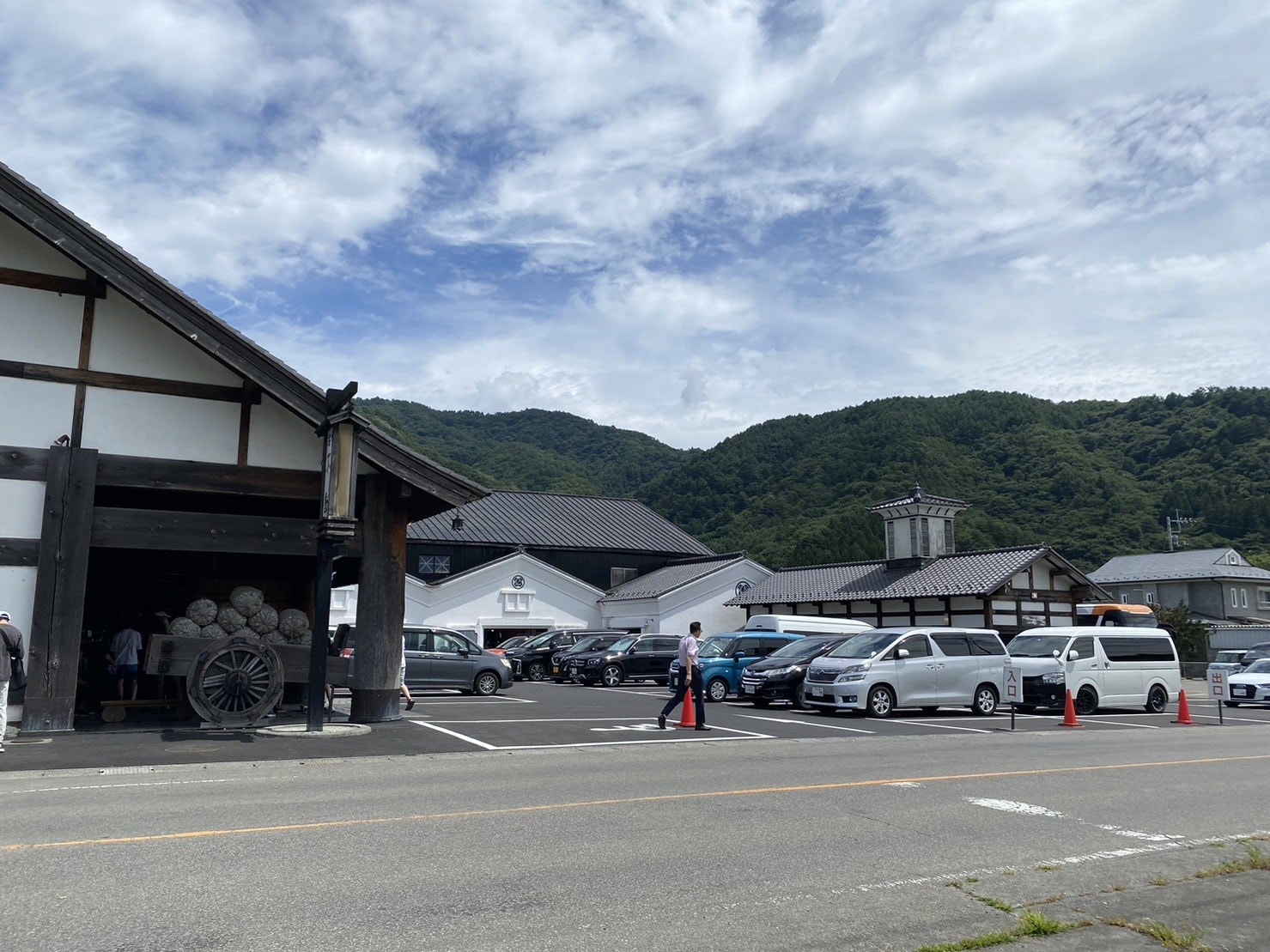 日本|河口湖景點、環湖巴士一日遊|滿滿的富士山美景、餺飥不動茶屋、河口湖自然生活館、大石公園、葡萄屋、LAWSON河口湖站前店、Nabechan關東煮 - 第8張圖 河口湖餐廳,餺飥不動北本店停車場