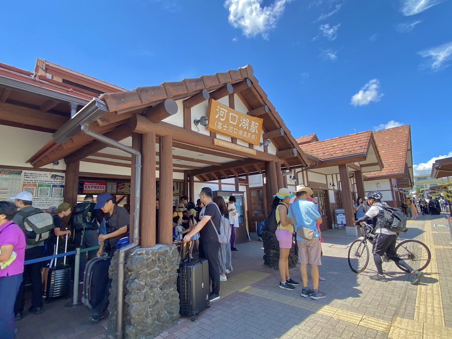 日本|河口湖景點、環湖巴士一日遊|滿滿的富士山美景、餺飥不動茶屋、河口湖自然生活館、大石公園、葡萄屋、LAWSON河口湖站前店、Nabechan關東煮 - 第3張圖 河口湖駅