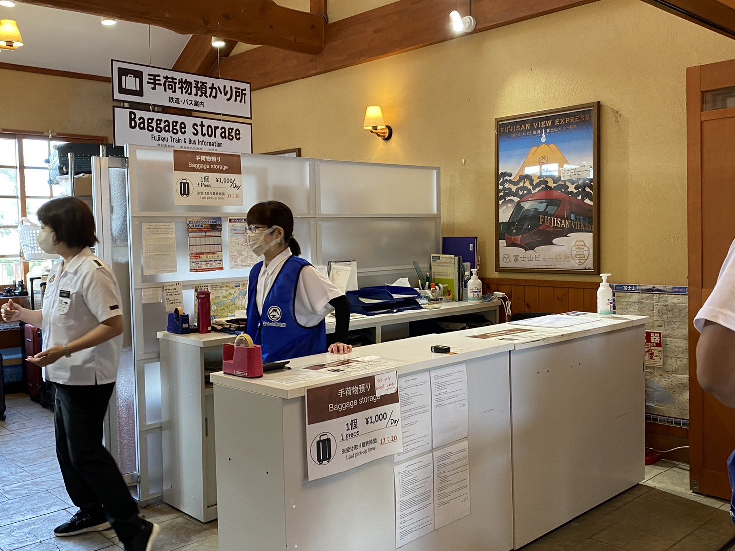 日本|登富士山自由行攻略|富士山登山資訊、富士山費用、登山裝備與服裝、預約富士山山屋、五合目交通、預防高山症 - 第19張圖 河口湖駅寄放行李處