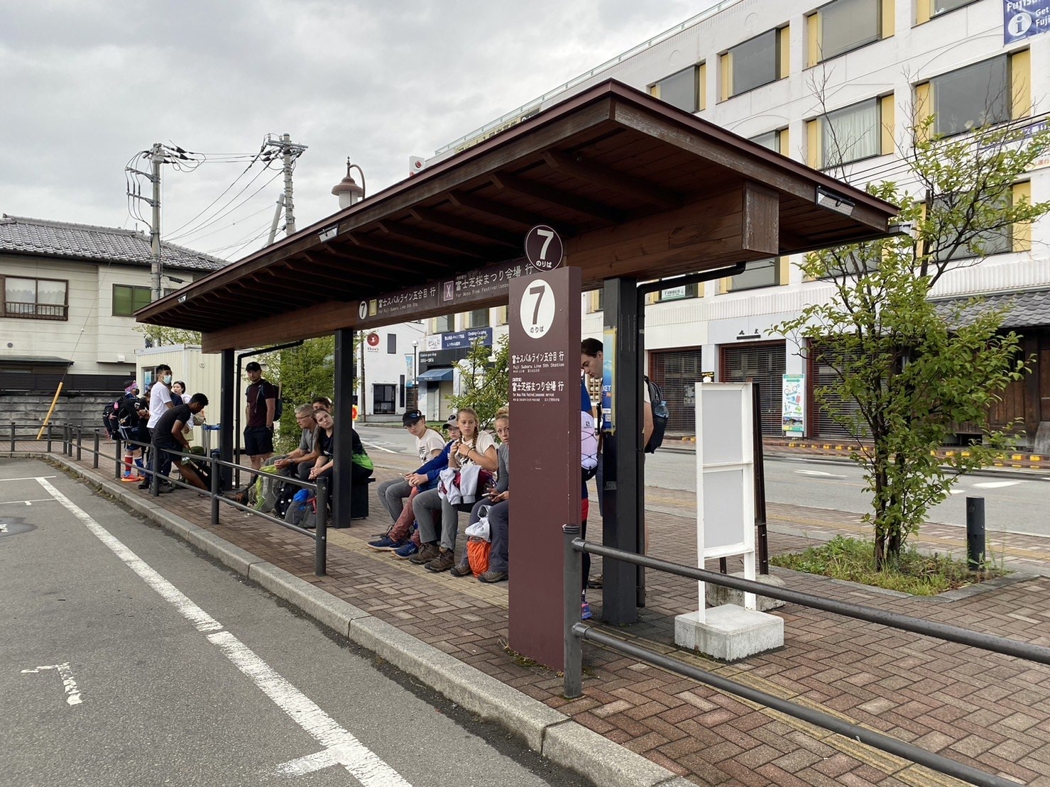 日本|登富士山自由行攻略|富士山登山資訊、富士山費用、登山裝備與服裝、預約富士山山屋、五合目交通、預防高山症 - 第10張圖 河口湖往五合目巴士站牌