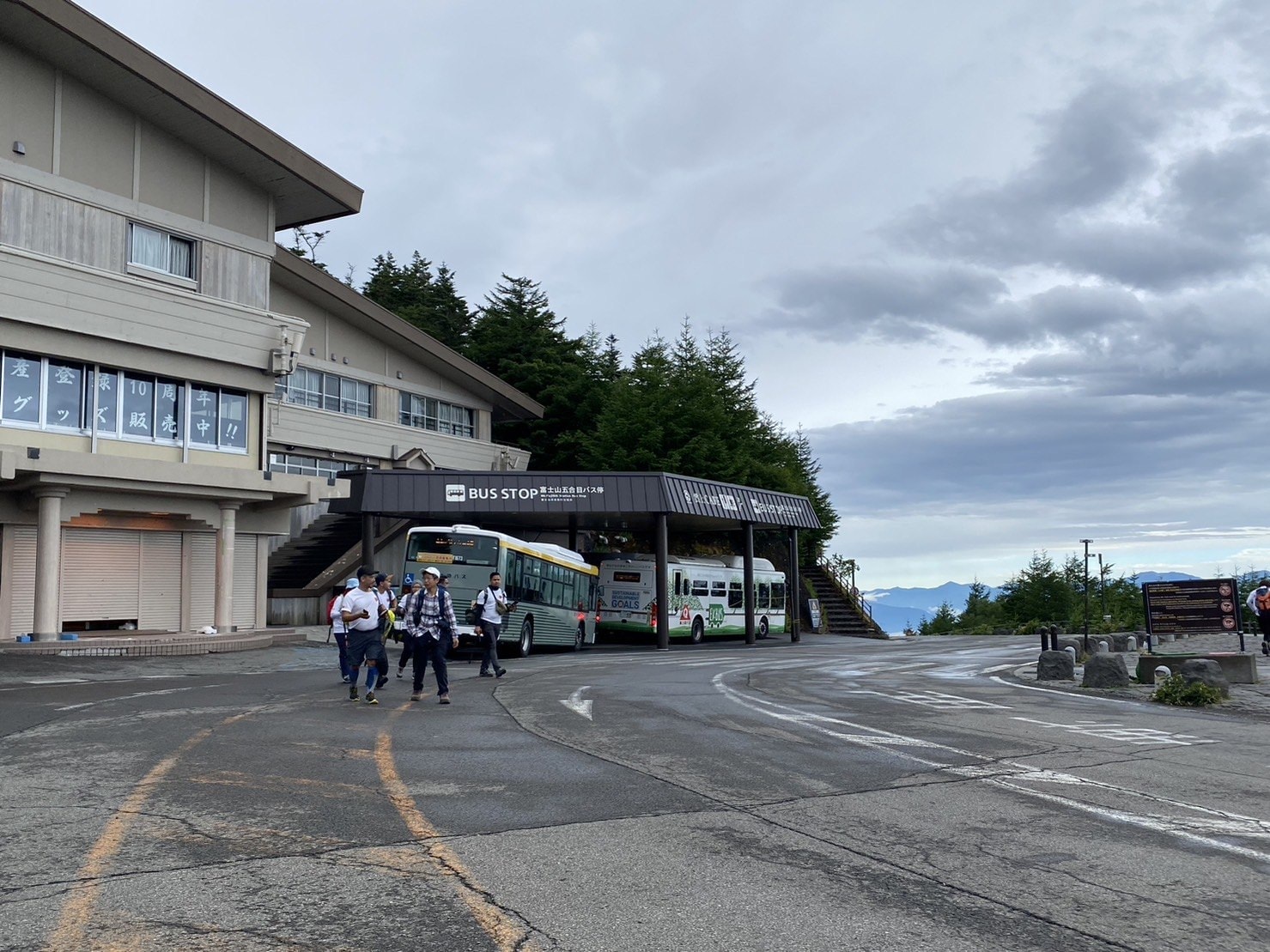 日本|登富士山自由行攻略|富士山登山資訊、富士山費用、登山裝備與服裝、預約富士山山屋、五合目交通、預防高山症 - 第15張圖 五合目巴士站