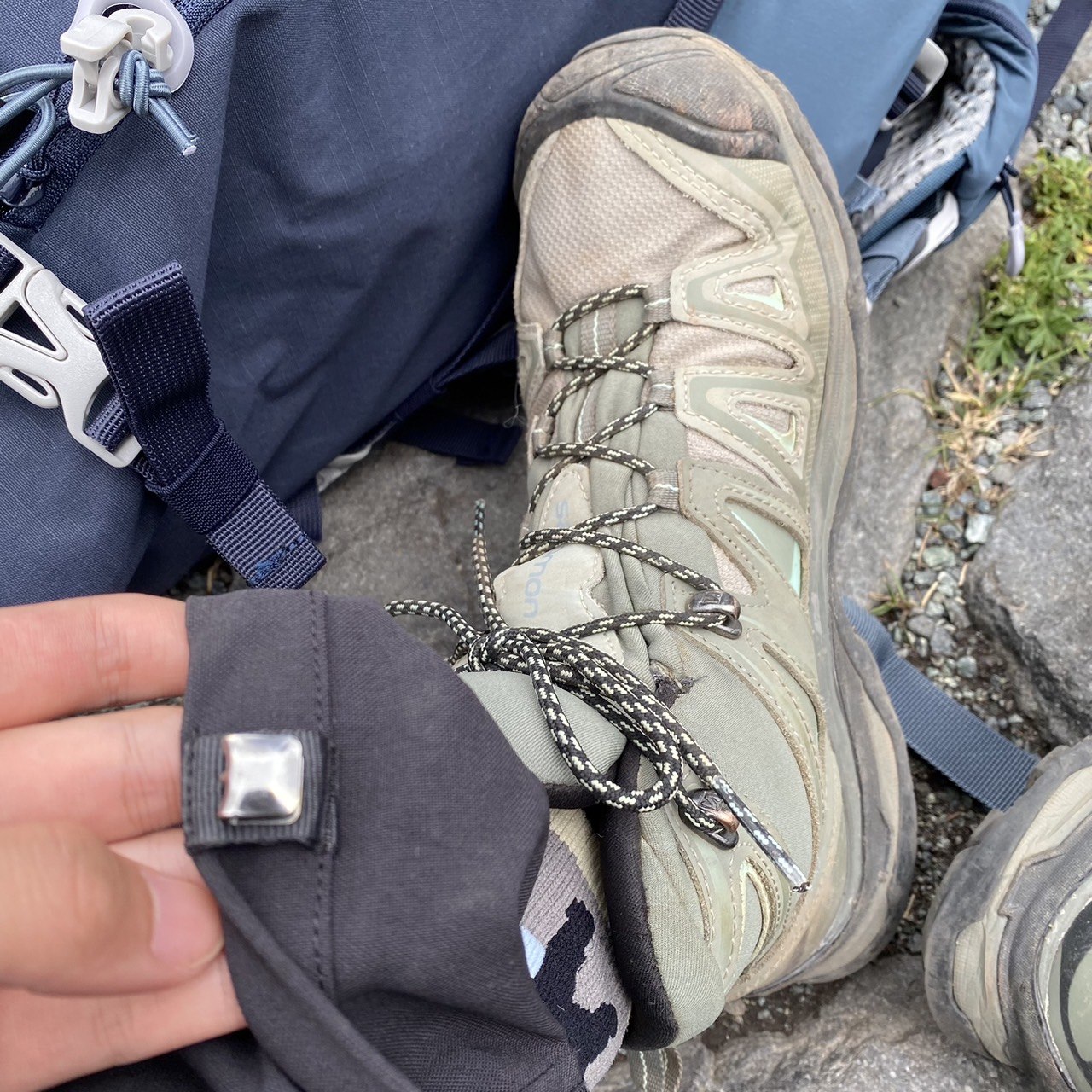 日本|登富士山自由行攻略|富士山登山資訊、富士山費用、登山裝備與服裝、預約富士山山屋、五合目交通、預防高山症 - 第18張圖 登山褲的鞋扣
