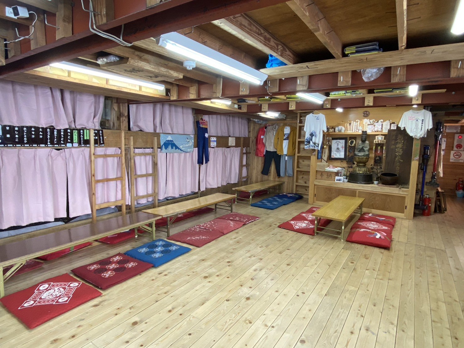 本八合目山屋トモエ館Tomoekan