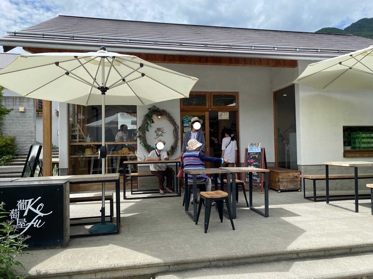 日本|河口湖景點、環湖巴士一日遊|滿滿的富士山美景、餺飥不動茶屋、河口湖自然生活館、大石公園、葡萄屋、LAWSON河口湖站前店、Nabechan關東煮 - 第27張圖 河口湖大石公園葡萄屋Kofu