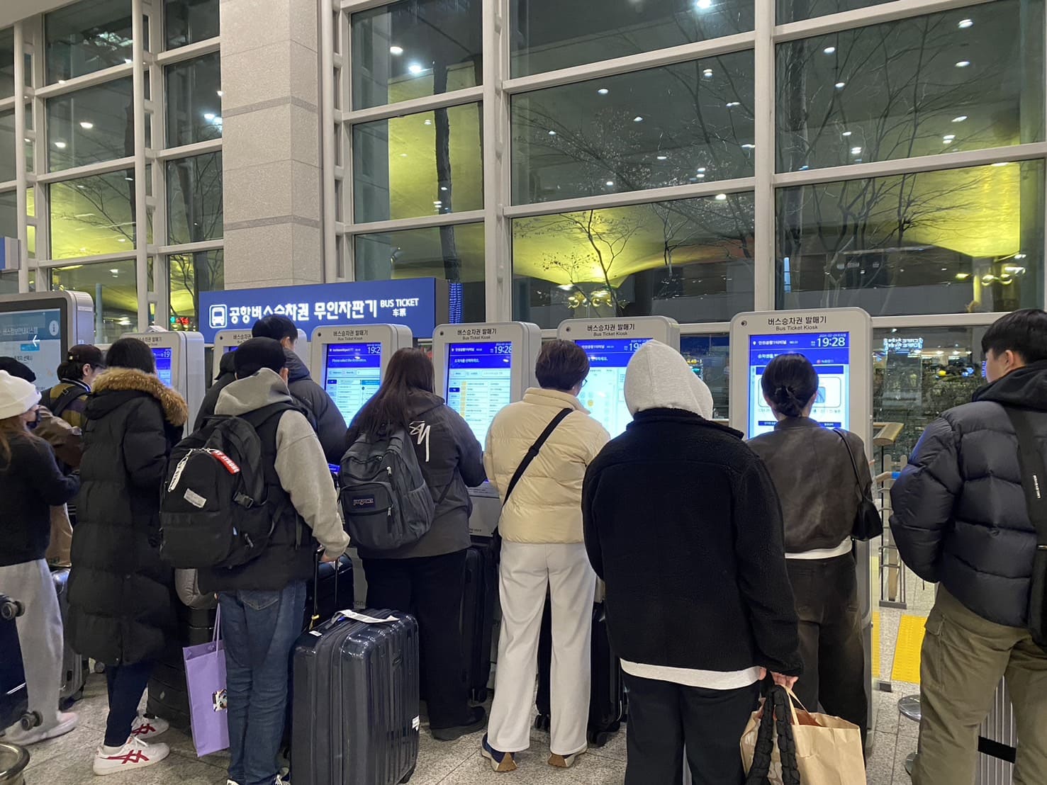 韓國|首爾機場巴士搭乘|仁川機場到弘大(6002)、仁川機場到明洞(6001、6015) - 第13張圖 首爾機場巴士,自動售票機