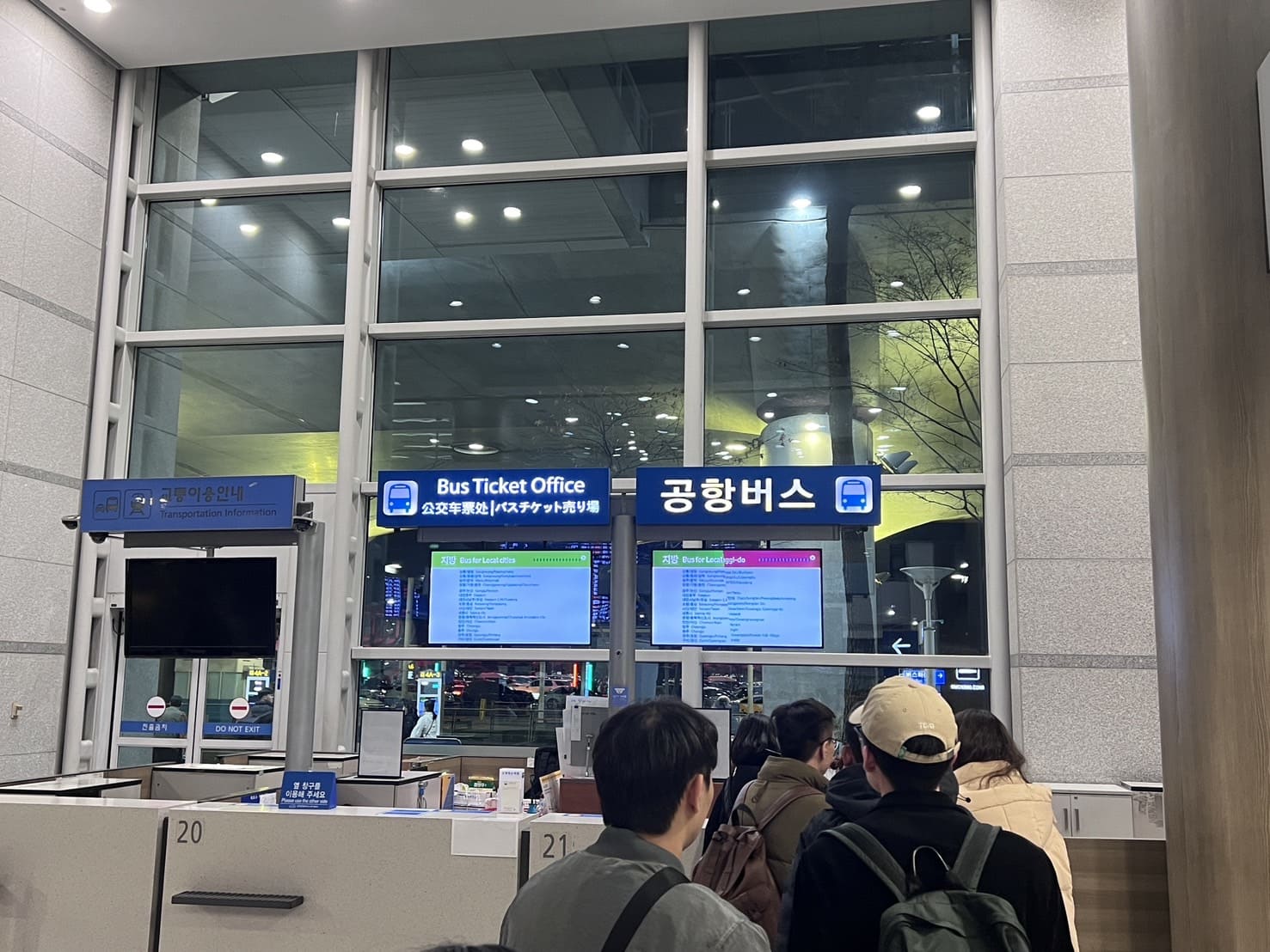 韓國|首爾機場巴士搭乘|仁川機場到弘大(6002)、仁川機場到明洞(6001、6015) - 第11張圖 首爾機場巴士,人工售票處