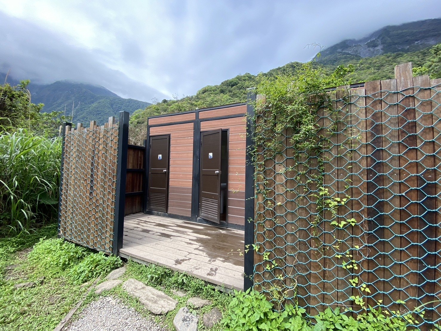 花蓮健行|錐麓古道健行路程紀錄|探索太魯閣的絕美風景-錐麓斷崖,0403大地震前最後的紀錄! - 第17張圖 錐麓古道路程紀錄、巴達岡部落、公廁