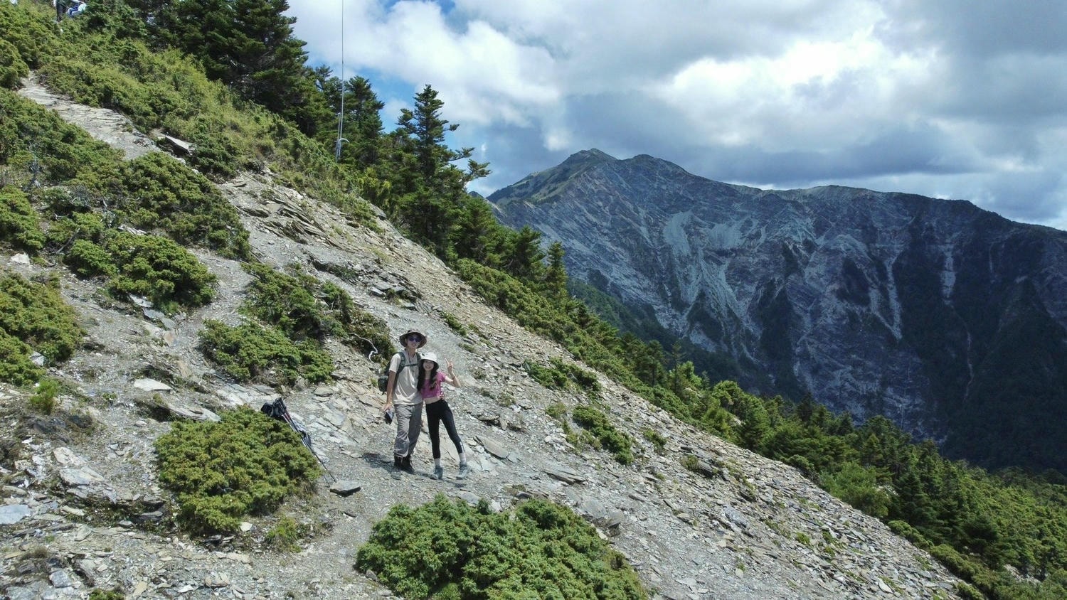 關山嶺山登山路程紀錄-空拍畫面、我們與向陽大崩壁