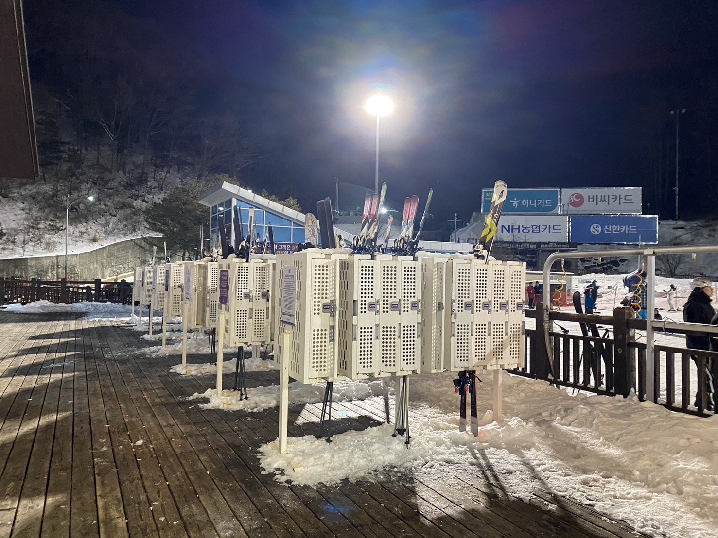 滑雪場置物櫃-雪板、雪仗