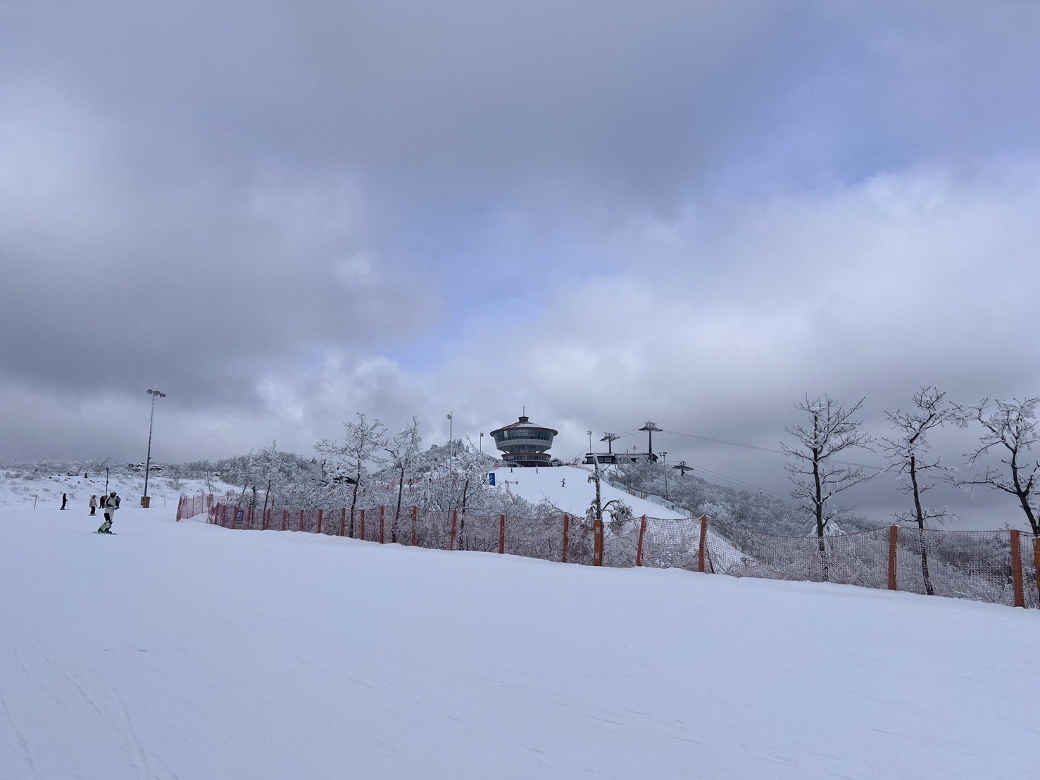 江原道High One滑雪場、山頂旋轉餐廳