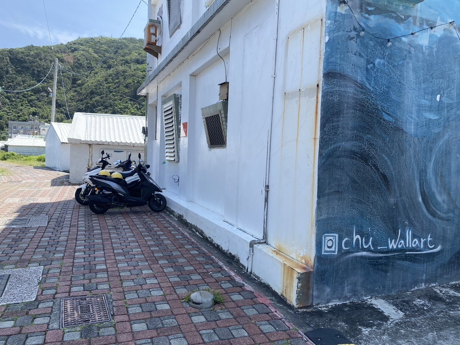 綠島住宿|小巷微光|清新簡約的島上民宿開箱、近朝日溫泉 - 第5張圖 綠島住宿|小巷微光-停車
