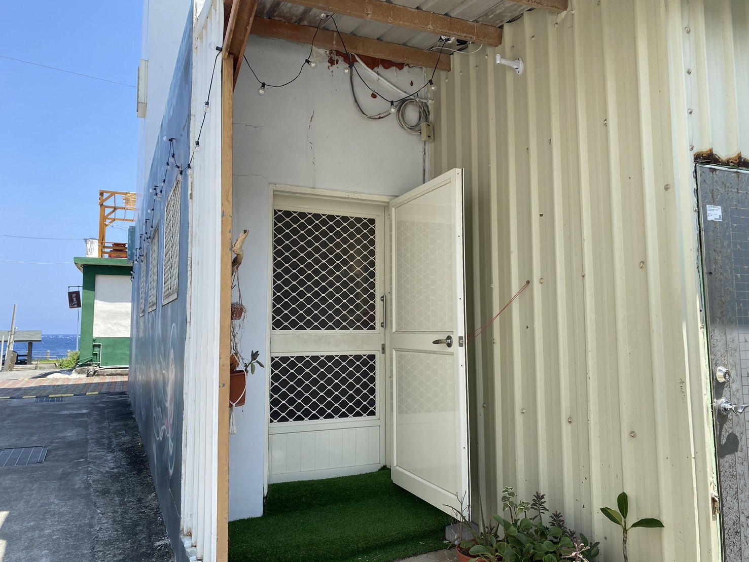 綠島住宿|小巷微光|清新簡約的島上民宿開箱、近朝日溫泉 - 第6張圖 綠島住宿|小巷微光-A棟入口