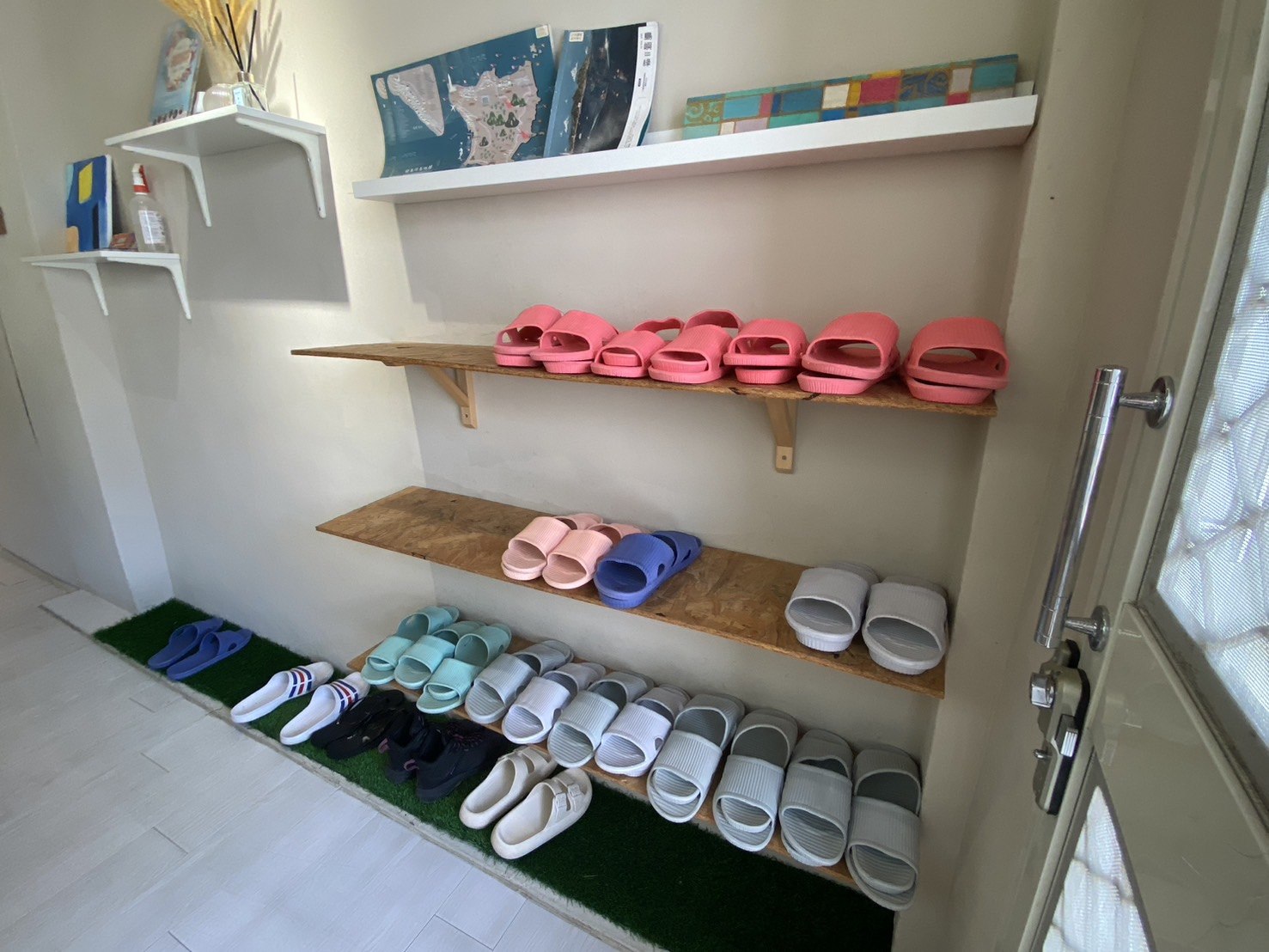 綠島住宿|小巷微光|清新簡約的島上民宿開箱、近朝日溫泉 - 第7張圖 綠島住宿|小巷微光-鞋櫃