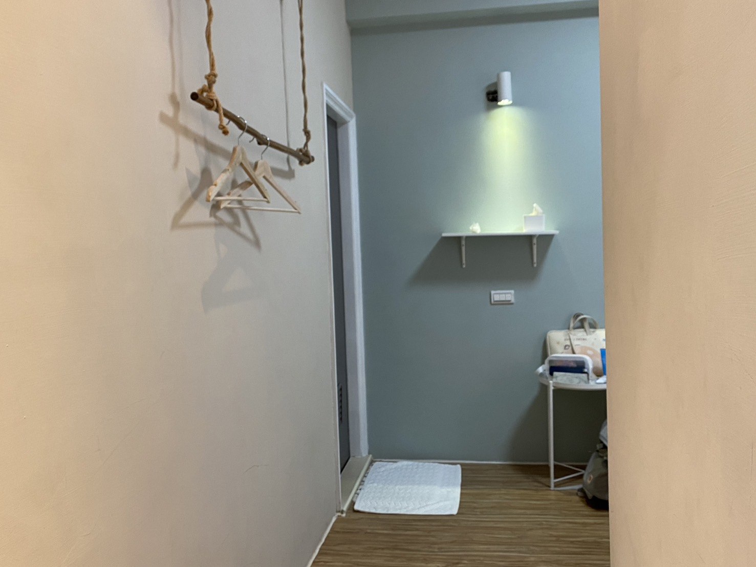綠島住宿|小巷微光|清新簡約的島上民宿開箱、近朝日溫泉 - 第13張圖 綠島住宿|小巷微光-玄關
