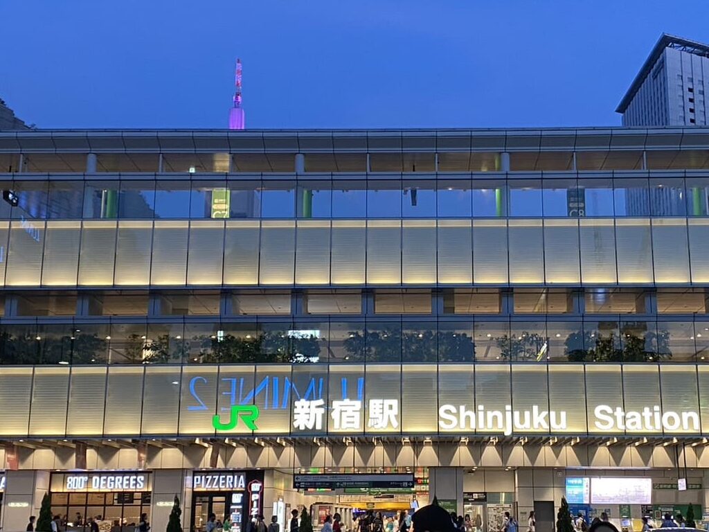 日本|「富士回遊」訂票、取票教學與搭乘|東京新宿直達河口湖、河口湖交通 - 第18張圖 新宿車站