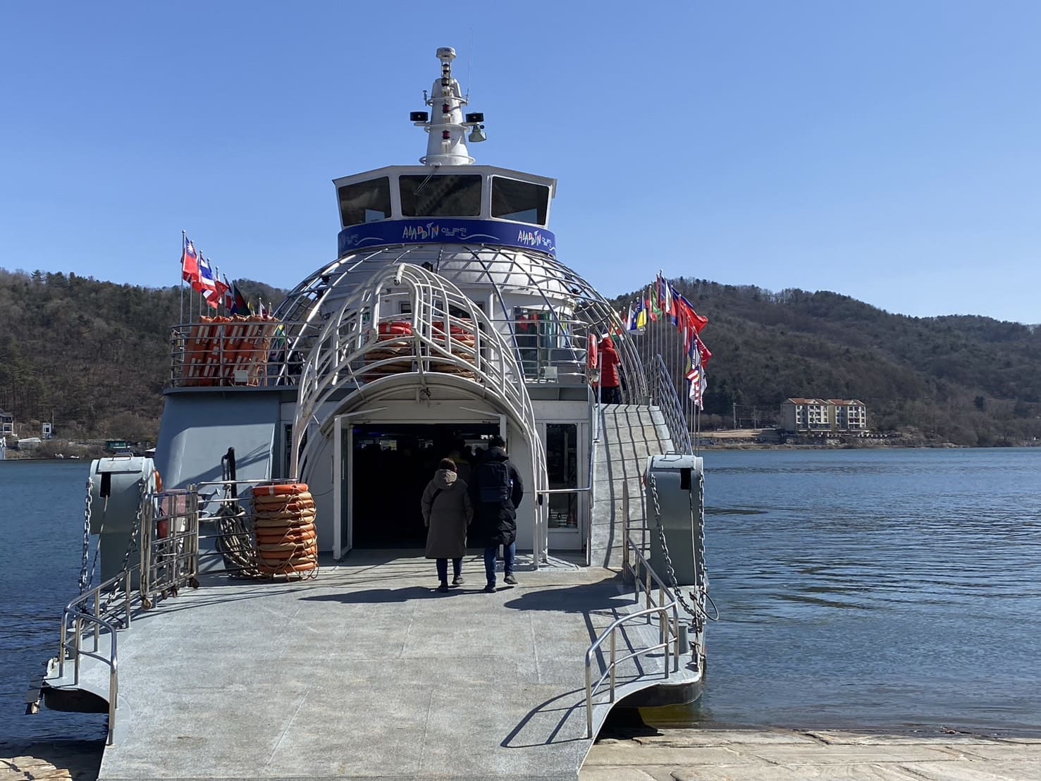 搭船進入南怡島