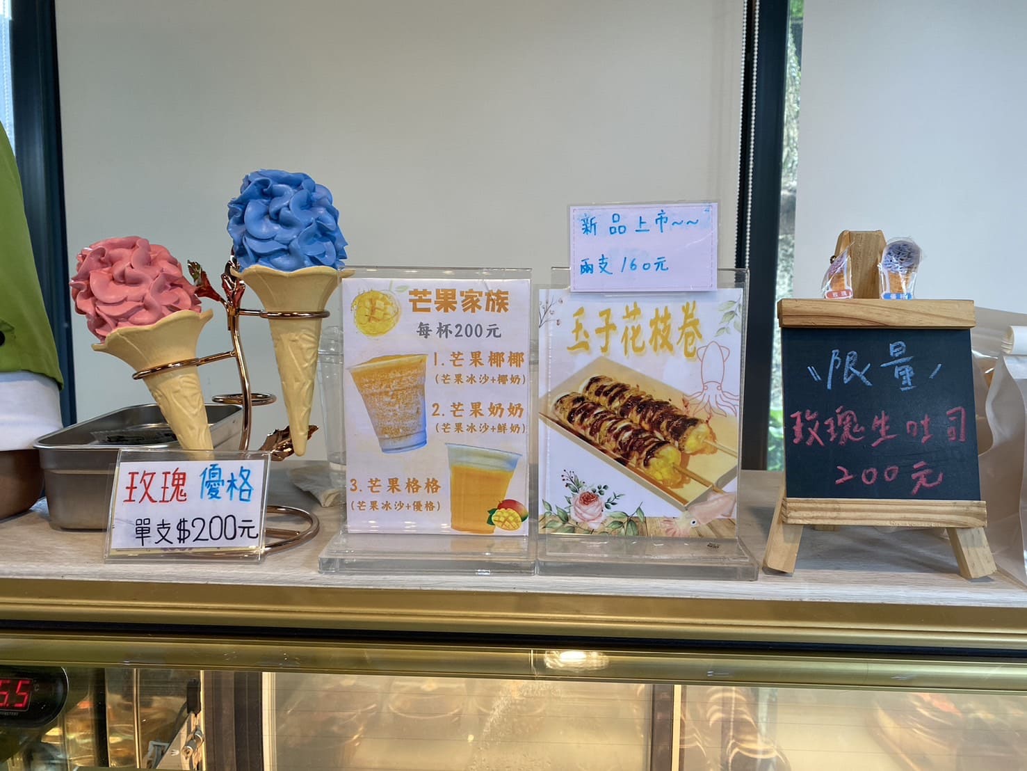 苗栗|卓蘭花露農場|Flower Home、夢幻又繽紛的繡球花海、繡球花季 - 第6張圖 花露休閒農場玫瑰咖啡館、繡球花冰淇淋