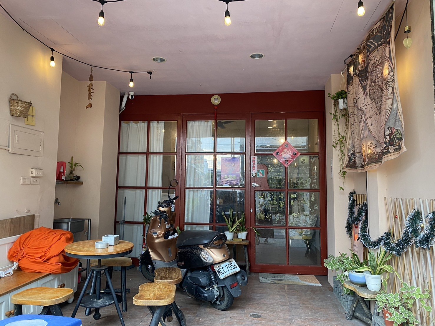 屏東住宿|恆春好窩旅店|位於恆春老街內,步行就能抵達恆春夜市 - 第3張圖 好窩旅店門口
