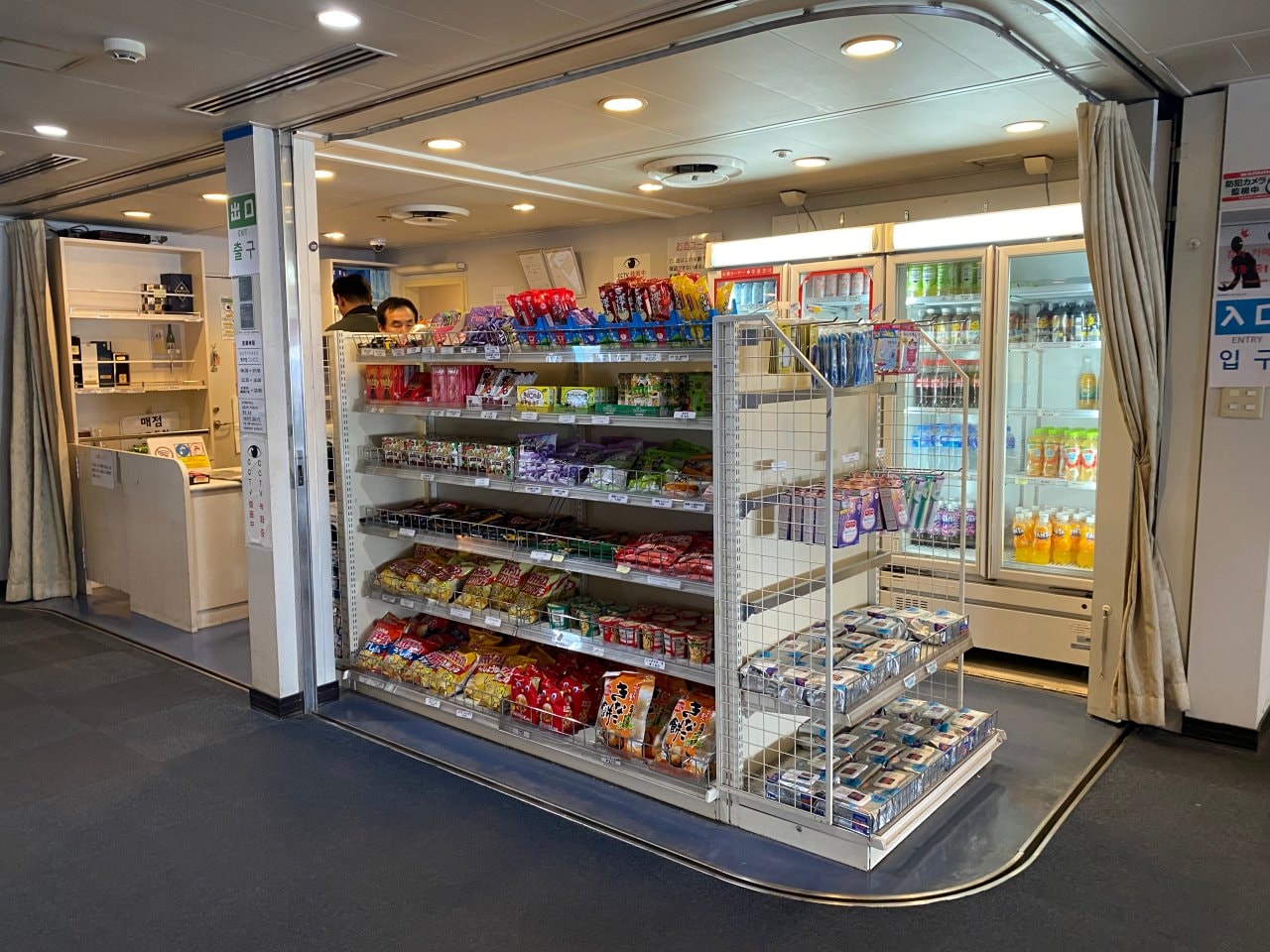 新山茶花號渡輪免稅店