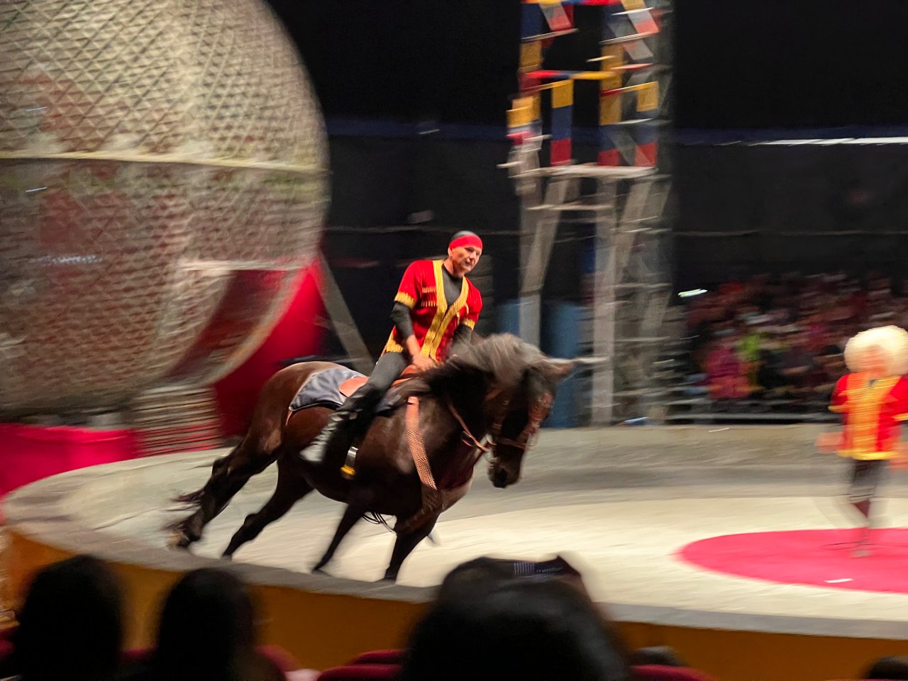 台中|后里瘋馬大馬戲團|精彩絕倫的特技表演太好看啦!!后里馬場一日遊 - 第10張圖 瘋馬大馬戲團馬術表演
