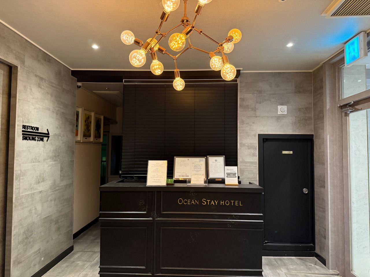 韓國|廣安里OceanStay Hotel|海景房開箱,走出飯店就是海灘!釜山住宿推薦 - 第4張圖 廣安里oceanstay hotel櫃檯