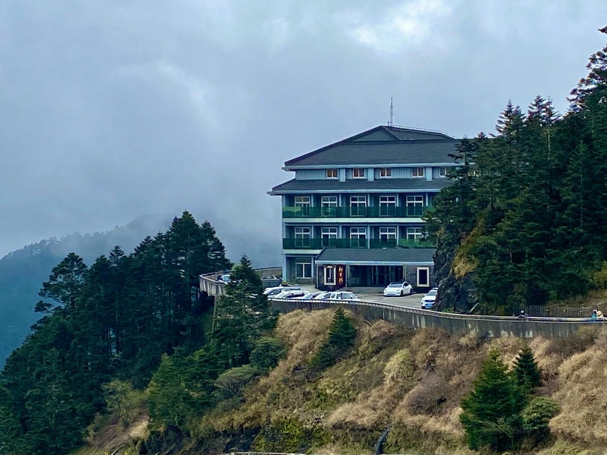合歡山住宿|松雪樓景觀房開箱|沒爬到山,卻被絕美的山景療癒了~ - 第1張圖 松雪樓開箱